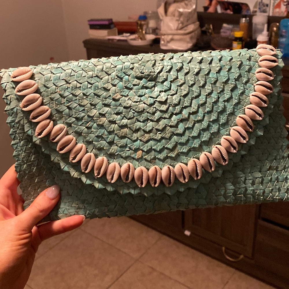 Beach clutch